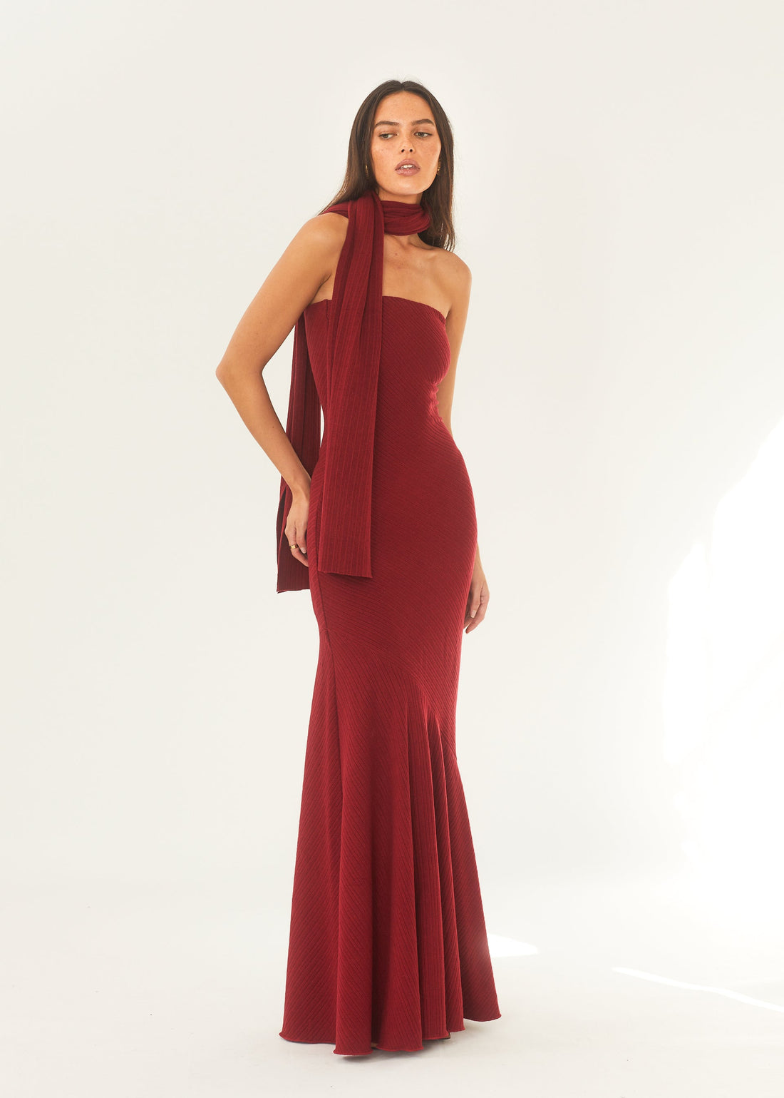 Sexy midi dress with fishtail design and cinched waist