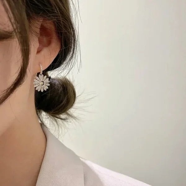 Elegant Small Daisy Flower Earrings